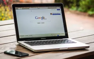 Webseite der Google Suchmaschine geöffnet auf einem Laptop